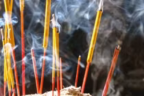 Cuối năm rút chân nhang, lau dọn bàn thờ lúc nào chuẩn nhất