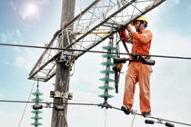 Thợ điện Hà Nội gồng mình dưới nắng lửa