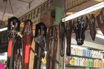 Ớn lạnh chợ vũ khí Trung Quốc sát nách Việt Nam