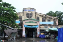 Cảnh đổ nát trong ngôi chợ tiền tỷ có 10 tiểu thương