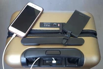 Vali có thể sạc điện thoại