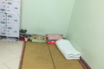 Vợ chồng trẻ nằm sàn xi măng, cố canh Black Friday