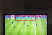 Biển quảng cáo Bphone bỗng ngờ xuất hiện tại giải Ngoại hạng Anh