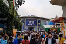 Hàng nghìn người tiếp tục "rồng rắn" xếp hàng săn tour 0 đồng