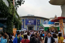 Hàng nghìn người tiếp tục "rồng rắn" xếp hàng săn tour 0 đồng