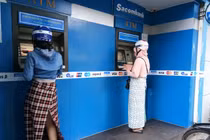 TP.HCM: “Bực bội” vì ATM “nhả” tiền mệnh giá thấp