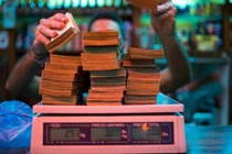 Thưởng nhân viên bằng trứng vì siêu lạm phát ở Venezuela