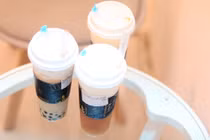 Trà sữa không hề rẻ, sao dân trẻ Sài Gòn vẫn đua uống?