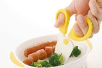 Cắt nhỏ thức ăn, bạn đang tổn hại con mà không biết