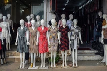 Hàng nghìn "chân dài" mô hình cực lạ ở chợ vải lớn nhất miền Bắc