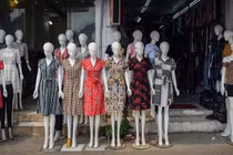 Hàng nghìn "chân dài" mô hình cực lạ ở chợ vải lớn nhất miền Bắc