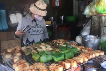 Nướng chuối bán trong hẻm, hốt gọn 15 triệu mỗi ngày