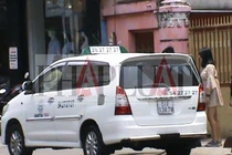 Trùng trùng điệp điệp taxi giả chia “lãnh địa” chặt chém ở Sài Gòn