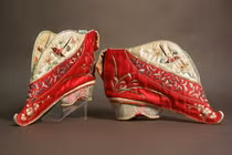 Câu chuyện đau lòng sau đôi giày nữ nhỏ nhất thế giới