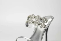 Đôi giày "dành cho nữ hoàng" khiến phái đẹp mê mẩn