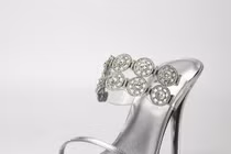 Đôi giày "dành cho nữ hoàng" khiến phái đẹp mê mẩn