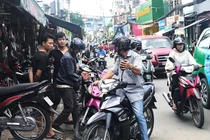 Hai ngày sau bão số 9, tiệm sửa xe vẫn đông nghịt khách