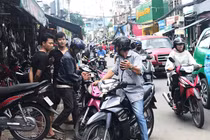 Hai ngày sau bão số 9, tiệm sửa xe vẫn đông nghịt khách