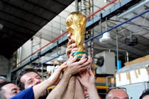 Xưởng sản xuất Cup vàng World Cup 456 tỷ: Ánh hào quang giữa khói bụi