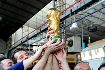 Xưởng sản xuất Cup vàng World Cup 456 tỷ: Ánh hào quang giữa khói bụi