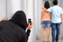 Tá hỏa khi nhìn thấy người yêu lâu năm ôm hôn anh nuôi