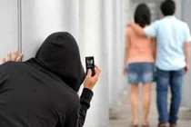 Tá hỏa khi nhìn thấy người yêu lâu năm ôm hôn anh nuôi