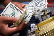 Giá vàng giảm nhẹ, USD bất ngờ sắp kịch trần