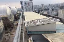 Chung cư Samland Riverview xây căn hộ để bán trên lối thoát hiểm