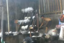 Cận cảnh biến rác thải hôi thối thành... ống hút