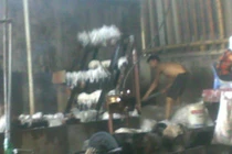 Cận cảnh biến rác thải hôi thối thành... ống hút