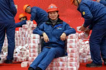 "Sốc nặng" công ty dùng núi tiền thưởng Tết nhân viên