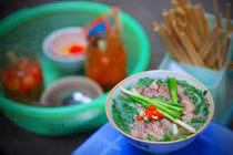 Những hàng quán Việt mở cửa giờ "quái dị"