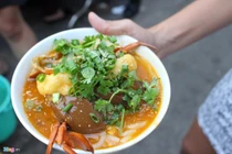 Quán bánh canh 300.000 đồng/tô trong hẻm Sài Gòn vẫn nườm nượp khách