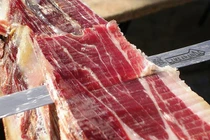 Đùi lợn muối nhập khẩu giá hàng chục triệu vẫn đắt khách