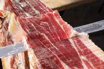 Đùi lợn muối nhập khẩu giá hàng chục triệu vẫn đắt khách