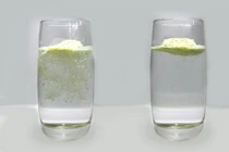 Cách phân biệt sữa bột thật và sữa bột giả bằng 1 ly nước