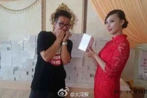 Ngã ngửa với đám cưới tặng toàn iPhone 6 Plus