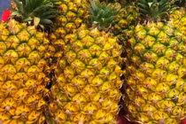 Dứa Việt 2.000 đồng/kg thối đầy đồng, nhà giàu ăn dứa ngoại 300.000/quả