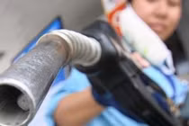 Giá xăng tăng gần 300 đồng/lít