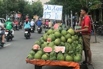Bưởi da xanh, cam sành giá rẻ đồng loạt "xuống đường" ở Sài Gòn