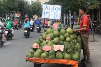 Bưởi da xanh, cam sành giá rẻ đồng loạt "xuống đường" ở Sài Gòn