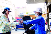 Xăng dầu thế giới giảm sâu, trong nước còn lâu mới giảm