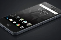 Điện thoại cảm ứng toàn màn hình đầu tiên của BlackBerry có gì lạ?