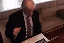 Bất ngờ với điện thoại của Tổng thống Donald Trump