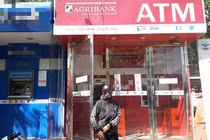 Nhiều chủ thẻ ATM của Agribank bức xúc vì không rút được tiền