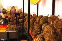 Người Sài Gòn xếp hàng mua sầu riêng, đặt cọc mới được mang về ăn 