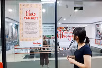 Chen lấn "vét" hàng giảm giá 50% trước ngày Auchan đóng cửa