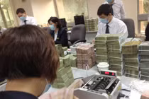 Lương ngân hàng: Từ “trên trời” rơi xuống “vực thẳm”? 