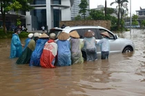 Nực cười những dịch vụ chỉ có trong ngày mưa lụt