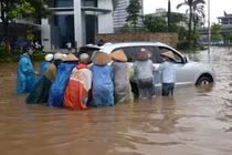 Nực cười những dịch vụ chỉ có trong ngày mưa lụt